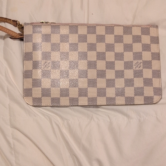 Louis Vuitton Handbags - Designer-style Cream Checkered Wristlet Clutch
